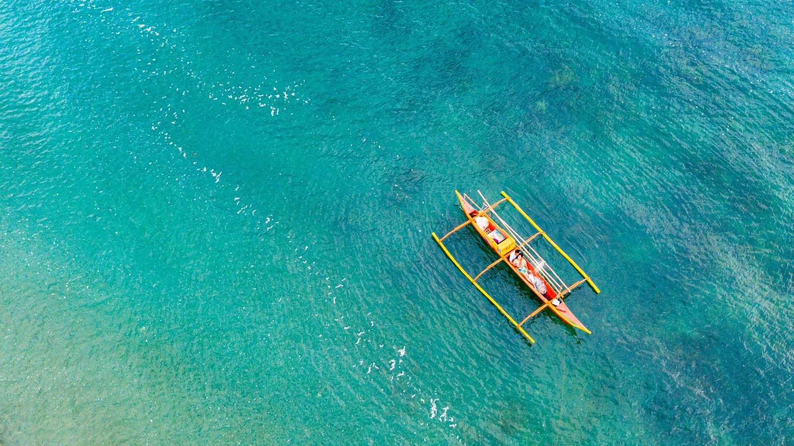 Bateau de pêche vu du ciel en pleine mer