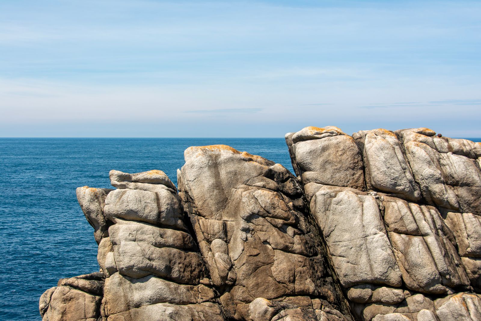 Rochers et horizon marin sur la côte bretonne